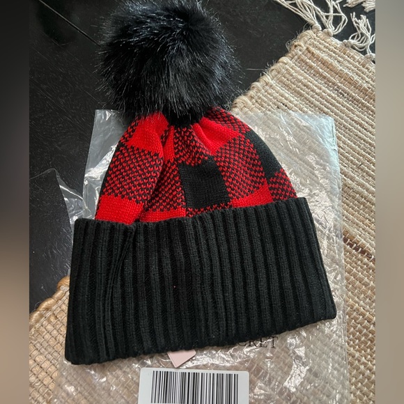 Victoria’s Secret beanie with pom Buffalo check red black fall winter NEW NWT 🎁 - Picture 4 of 5